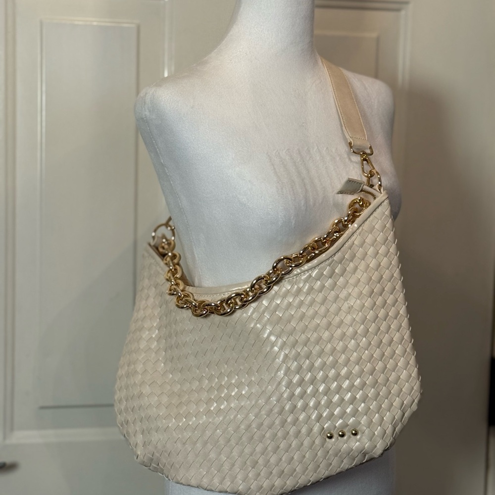 Chic Cream Woven Shoulder Bag with Gold Chain